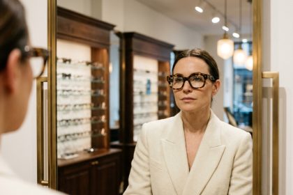 Femme élégante portant des lunettes de créateur en acétate écaille dans une boutique optique haut de gamme